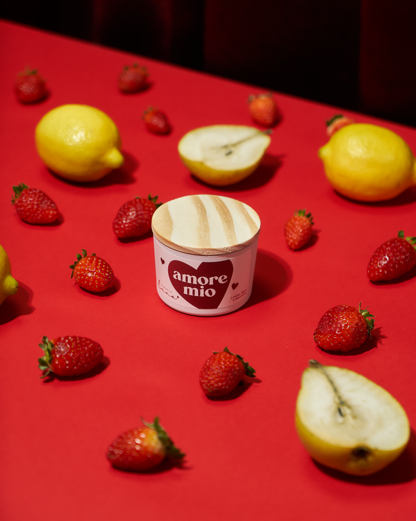 Produção de foto da Vela Amore Mio para a marca Candela Luna com as frutas representando as notas principais